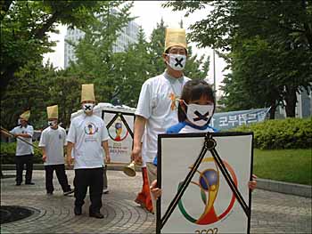 월드컵 장례식 - 영정이 된 월드컵 로고와 장례 행렬 